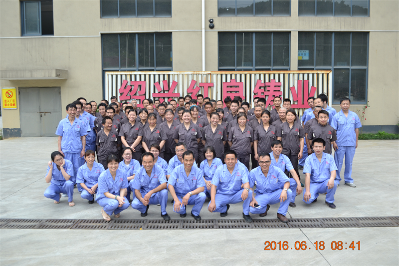 2016.06.18公司管理團(tuán)隊與部分一線員工統(tǒng)一著裝合影，展示干部員工團(tuán)結(jié)、積極向上風(fēng)采.JPG